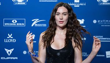 Ea este un model de 27 de ani și este superbă! Cine este iubitul ei, miliardar și cu 43 de ani mai bătrân