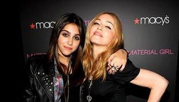 Madonna pare cumintenia intruchipata pe langa ce face fiica ei. Cum s-a fotografiat Lourdes fara stirea mamei: FOTO