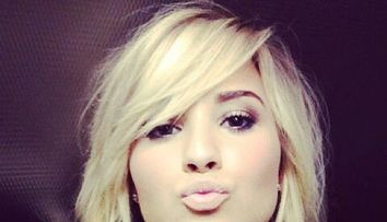 Demi Lovato, relaxata, la plaja. Este acuzata ca are multe kilograme in plus, dar arata neasteptat de bine in costum de baie