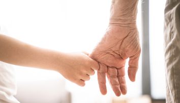 Un bunic a luat de la grădiniță copilul unei alte familii, în locul nepotului său. Vinovată ar fi educatoarea