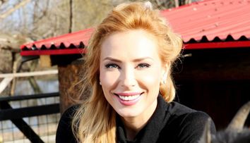 Iulia Vantur, imaginile din spatele camerelor de luat vederi. Cum arata vedeta cand se lasa pe mainile stilistilor