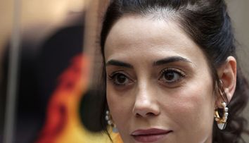 Cansu Dere are părul lung până la talie și arată ca o puștoaică. Actrița din „Sîla”, apariție surprinzătoare pe rețelele sociale