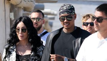 Cher, toată un zâmbet alături de iubitul cu 40 de ani mai tânăr decât ea! Cum i-au surprins paparazzii pe străduțele din Monaco