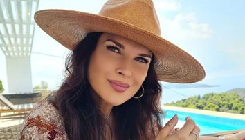 Monica Bîrlădeanu, apariție fermecătoare la piscină. Actrița a purtat un costum de baie cu decolteu amețitor