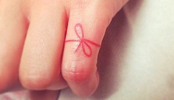 La prima vedere pare un tatuaj banal, dar oameni din toata lumea decid sa si-l faca. Ce reprezinta fundita rosie