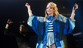 Imaginile la care toti fanii s-au uitat minute in sir. Rihanna, fara lenjerie intima pe scena