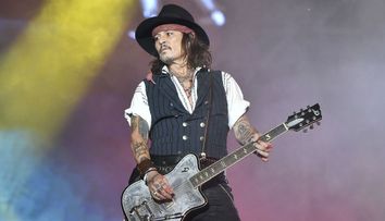 Johnny Depp a purtat ie românească și chimir de piele la concertul de la Romexpo