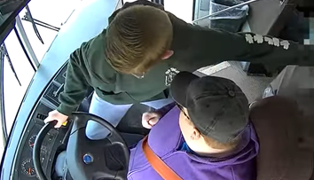 Ce s-a întâmplat cu șoferița autobuzului școlar care a leșinat la volan, după ce elevul Dillon Reeves i-a salvat viața