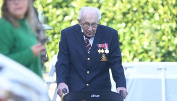 Acest veteran de 99 de ani a strâns peste 14 milioane € pentru medici, într-un mod incredibil