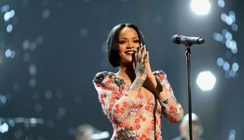 Rihanna, fara sutien si intr-o bluza ultra transparenta. Cat de sexy apare in cel mai recent videoclip