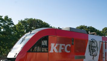 Un mare brad de fast-food deschide primul său restaurant sezonier din România, în cadrul Nibiru. Trenul personalizat, care va circula pe ruta București – Costinești, marchează începutul experienței chiar cu drumul spre mare