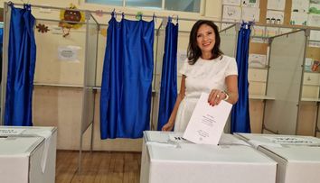 ALEGERI 2024. Cum s-a îmbrăcat Carmen Iohannis în ziua alegerilor din 9 iunie? Prima Doamnă a României a votat la Sibiu, separat de Președintele României - VIDEO