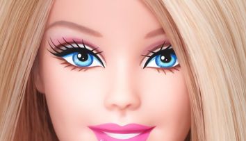 Cearcane, buze subtiri si fata umflata: cum ar arata Barbie complet nemachiata. Experimentul unui artist face valva pe internet