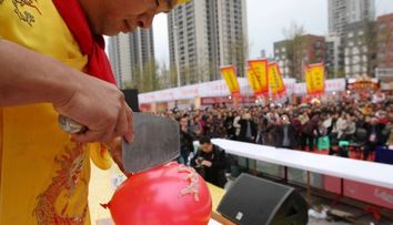 El este cel mai tare bucatar. Foloseste un BALON pe post de tocator