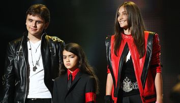 Poza rara cu Blanket, fiul cel mic al lui Michael Jackson. Cum arata la 15 ani de cand tatal era sa-l scape peste balcon