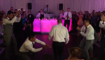 Este uimitor ce s-a intamplat! Au inceput sa danseze in fata miresei, dar nimeni nu se astepta sa vada asa ceva