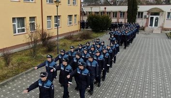 FOTO Mâncare cu viermi și carne stricată la cantina Academiei de Poliție din București! Mai mulți studenți au ajuns la spital cu toxiinfecție alimentară
