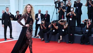 Așa arată un supermodel la 51 de ani! Eva Herzigova, zeița covorului roșu la Festivalul de Film de la Veneția: „Uimitoare! Spune-ne secretul tău!”