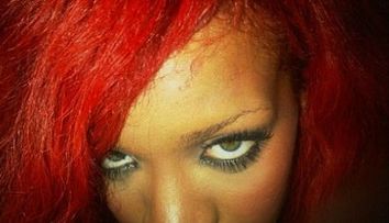 Rihanna si-a pus extensii si s-a ars cu placa de intins parul