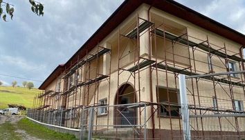 Povestea școlii din Lădăuți, renovată de românii care folosesc serviciul “Livrare prin OLX.”