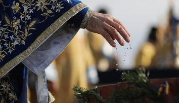Cum se bea corect apa sfințită de Bobotează 2025. Greșeala pe care nu trebuie să o facă credincioșii