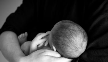Un nou record în medicină! Un copil s-a născut dintr-un embrion înghețat acum 30 de ani și donat unei familii. Când a fost creat, părinții săi adoptivi erau doar copii