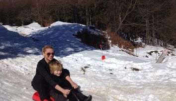 Andreea Marinescu si fiul ei, Vladimir, s-au dat cu sania, au facut cazemate si s-au batut cu bulgari intr-o scurta vacanta la munte