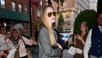 Cum a reacționat Angelina Jolie când un fan a rugat-o să semneze un poster în care actrița apare alături de Brad Pitt