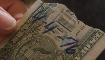 În 1976, un bărbat a păstrat jumătate dintr-o bancnotă de 1 dolar. Ce s-a întâmplat 40 de ani mai târziu este genial