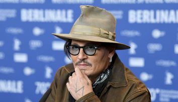 Fiul lui Johnny Depp, Jack, cu iubita de mână pe stradă, la Paris