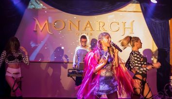 Lady Gaga ar fi invidioasa pe ea. Cum s-a imbracat Corina pe scena, la deschiderea unui club