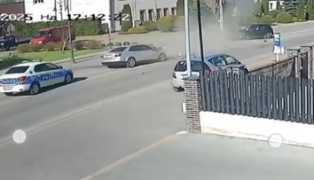 Beat, fără permis și urmărit de poliție, un tânăr intră frontal cu mașina într-un alt vehicul. Trei persoane au fost rănite - VIDEO