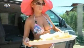 Sanziana Buruiana a vandut porumb fiert pe plaja. Ai fi cumparat de la ea?