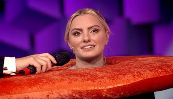 Alexandra Stan a părăsit aseară show-ul Masked Singer România! Artista s-a ascuns sub masca Iepurelui
