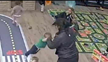 Incident șocant la o creșă de lux. O îngrijitoare a aruncat un copil în sus, dar l-a scăpat și, mai mult, a căzut peste el. Ce a pățit băiețelul de aproape 2 ani
