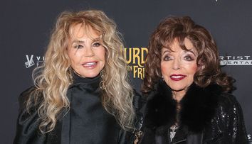 Legendele vii de la Hollywood. Una are 92 de ani, cealaltă - 89 de ani. Joan Collins și Dyan Cannon, superbe pe covorul roșu