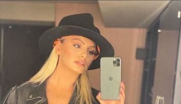 Alexandra Stan, selfie-video în timp ce face plajă alături de o prietenă! Cum s-au filmat cele două