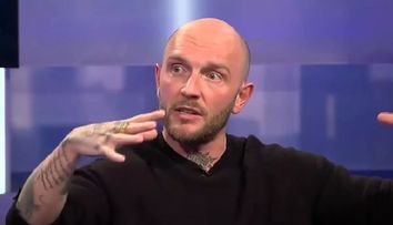 Cătălin Bordea, la doar un pas să fie bătut de o femeie. A urcat direct pe scenă, gata să îi dea o lecție, după ce comediantul a făcut o remarcă nepotrivită la adresa ei: „A tras de microfon”