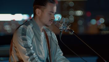 „Iar am pus-o”, maneaua lui Florin Salam, se aude acum și în engleză! Cum o interpretează Dael Damsa