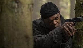 Premieră mondială pentru Samuel L. Jackson. Ce face în filmul „Damaged” de pe VOYO: „Înainte să se prăbușească”