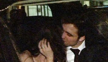 Robert Pattinson, sarut patimas cu Kristen Stewart la premiera filmului 