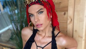 Anna Lesko începe vara cu o apariție ”super hot”. A renunţat la sutien şi le-a arătat fanilor imaginile