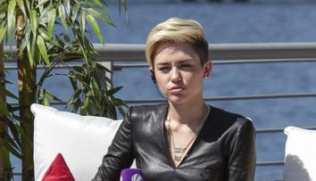 Tinuta in care Miley Cyrus s-a chinuit sa respire. Cum a aparut imbracata vedeta la o emisiune