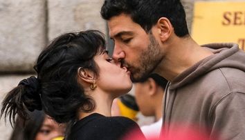 Formează cuplul momentului și abia își pot ține mâinile departe unul de celălalt! Paparazzii i-au surprins în tandrețuri pe străzile din Roma! Cine este miliardarul cu care se iubește celebra artistă