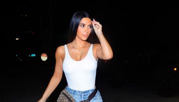 Sandalele pe care doar Kim Kardashian ar fi putut sa le poarte. Ce a asortat la un body mulat si blugi trei sferturi