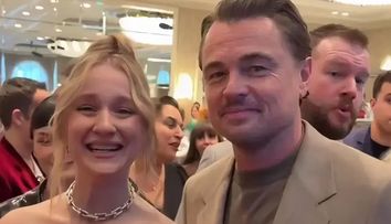 Nu e celebră, dar postarea ei de la Globurile de Aur a devenit virală. Cine e tânăra care a pozat cu Leonardo DiCaprio