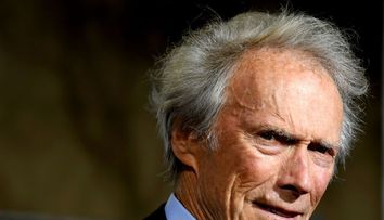 La 88 de ani, Clint Eastwood are iubită de 23 de ani. Cum arată și cine este tânăra