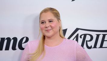 Cum arată Amy Schumer după ce a slăbit 18 kg. Actrița a trecut printr-o experiență traumatizantă din cauza unui medicament: „Eram țintuită la pat”
