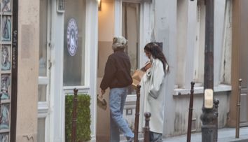 O nouă poveste de dragoste în showbiz! Cântăreața care în trecut s-a iubit cu un actor celebru, surprinsă de paparazzi cu... iubita la shopping. Imaginile fac înconjurul internetului