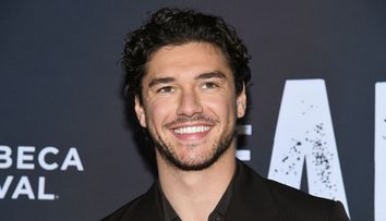 Internetul are o nouă obsesie: Belmont Cameli din Off Campus. Arată ca un star de Hollywood, joacă rolul hocheistului perfect și a salvat 7 vieți după ce și-a donat un rinichi